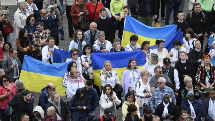 Des fidèles ukrainiens lors de la prière de l'Angélus ce dimanche 12 novembre 2023.