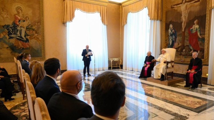 O Papa durante a audiência com os funcionários da Secretaria para a Economia