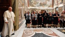 Le Pape François a reçu en audience les sœurs des écoles de Notre-Dame, le 13 novembre 2023, en salle Clémentine du Palais apostolique. 