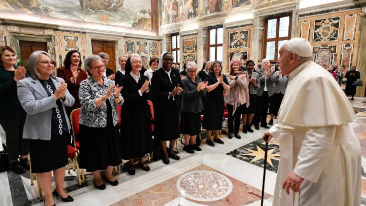 자모의 청빈한 교육 수녀회 총회 참석자들을 만난 프란치스코 교황