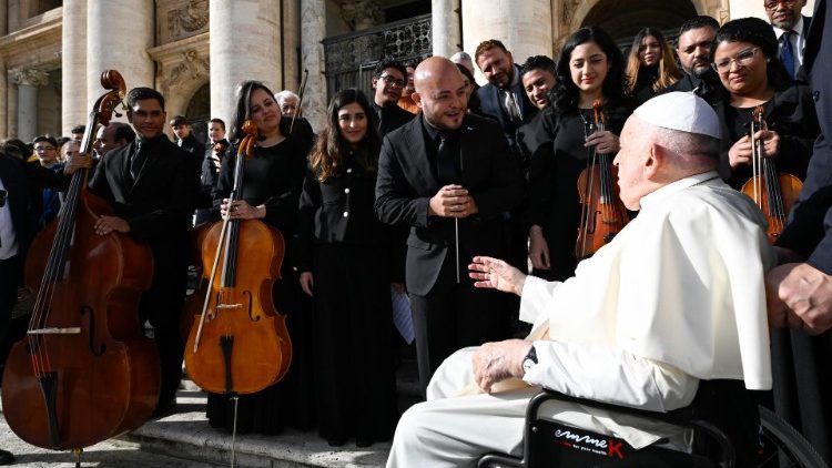 Der Papst aus Argentinien dankt dem Orchester aus Honduras, das diesen Mittwoch auf dem Petersplatz bewegende Tango-Klänge zum Besten gab