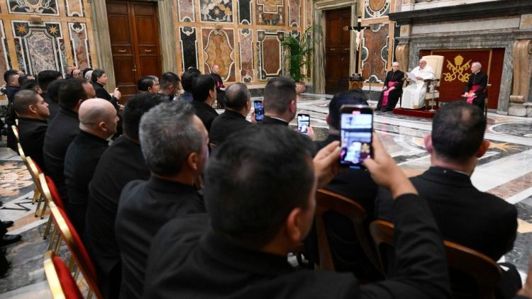 L'incontro del Papa con i preti ispanici in Usa