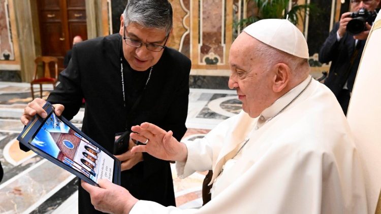 Le Pape François en compagnie d'un membre de la délégation des prêtres hispaniques travaillant aux États-Unis.