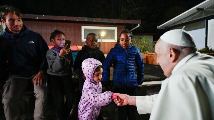 Папата с някои от гостите на "Гостоприемното селце"