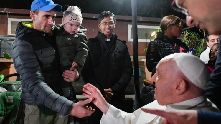 Papa Francesco saluta una famiglia ospitata nella parrocchia