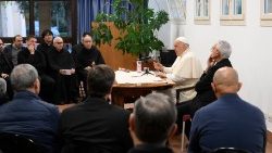 Papež Frančišek med srečanjem z duhovniki