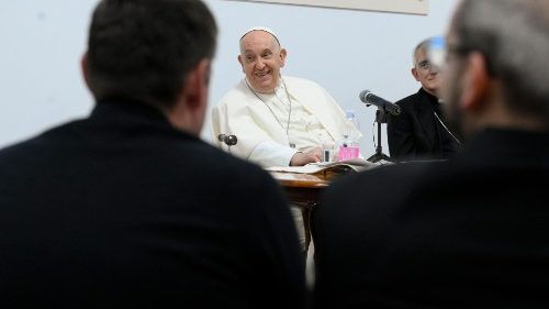 Le Pape a rencontré des prêtres et des sans-abris d’une paroisse de Rome