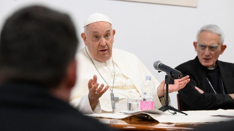 Papst Franziskus steht den Priestern Rede und Antwort