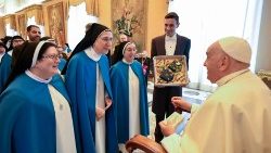Einige Ordensschwestern der Konzeptionistinnen mit Papst Franziskus
