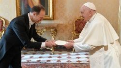 Папа Франциск с новия български посланик към Светия престол