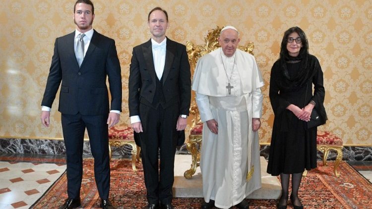 Папа Франциск с новия български посланик и семейството му