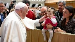 Le Pape François recevant les membres de la Fédération italienne des médecins pédiatres et l'Association italienne d’oto-rhino-laryngologie, samedi 18 novembre 2023.