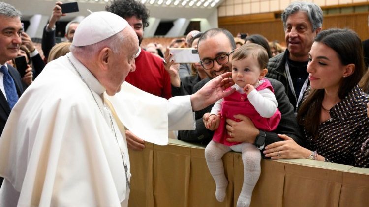 Papa Françesku, në audiencën me rreth dy mijë anëtarë të Federatës Italiane të Pediatërve dhe Shoqatës së Otolaringologëve Spitalorë Italianë, në Sallën Pali VI në Vatikan