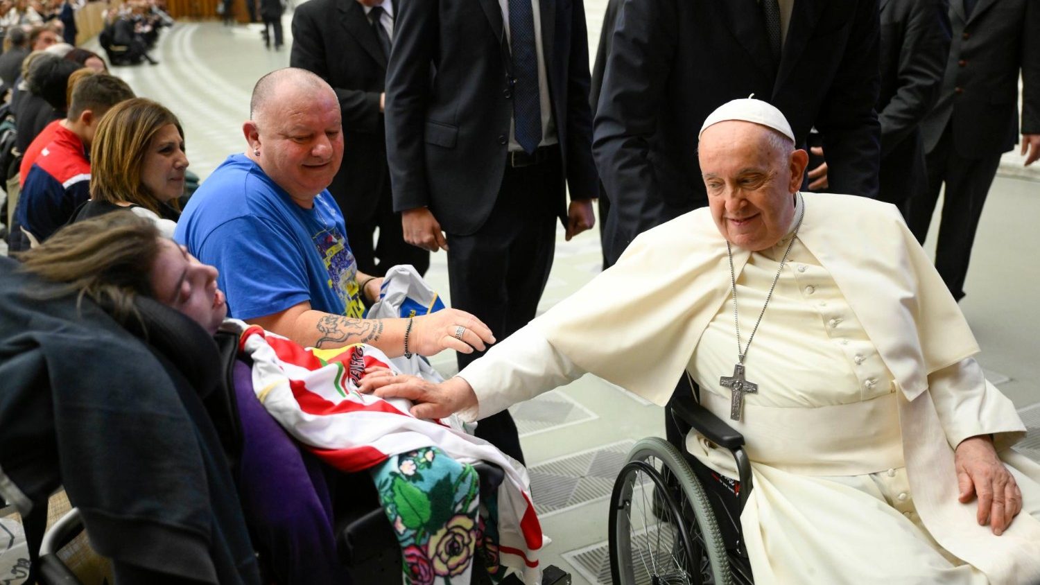 Il Papa “difende” la sanità gratuita per tutti