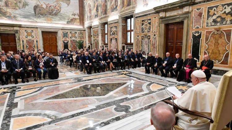 Papa Françesku me pjesëmarrësit në takimin e parë kombëtar italian të Shërbimeve dhe Qendrave Territoriale të Dëgjimit për mbrojtjen e të miturve dhe më të pambrojturve