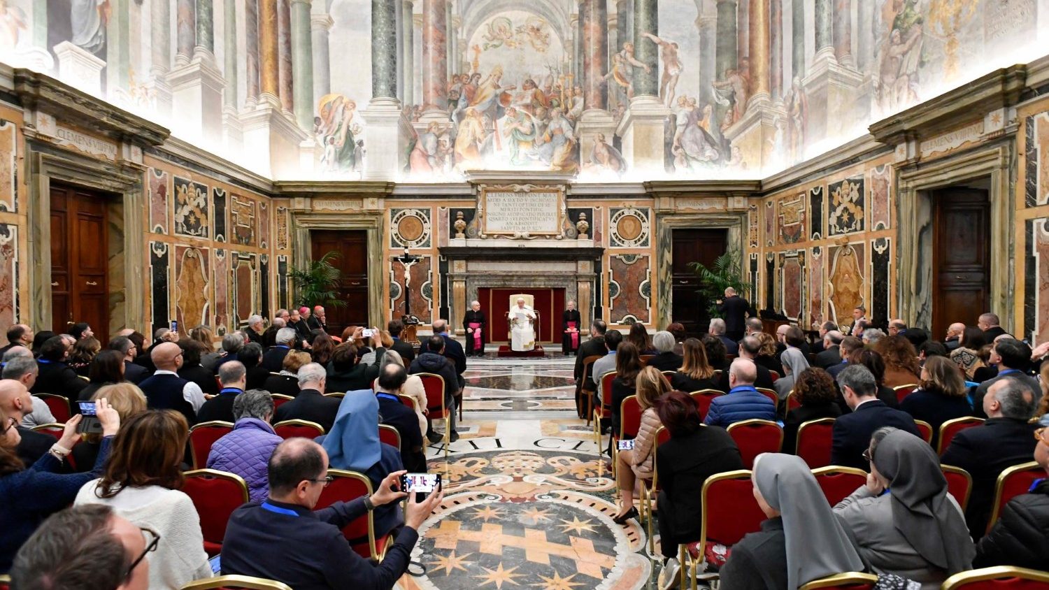 Pelanggaran, Paus: Pelatihan dan mendengarkan menciptakan budaya pencegahan