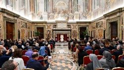 El Papa y los participantes en el I Encuentro Nacional, promovido por la Conferencia Episcopal Italiana, de los Servicios y Centros Territoriales de Escucha para la protección de menores y de personas vulnerables