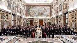 2023.11.18नाबालिगों और कमज़ोर लोगों की सुरक्षा के इतालवी धर्माध्यक्षीय सम्मेलन की पहली राष्ट्रीय बैठक के प्रतिभागियों के साथ संत पापा फ्राँसिस