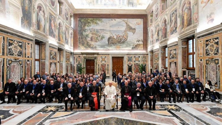 2023.11.18नाबालिगों और कमज़ोर लोगों की सुरक्षा के इतालवी धर्माध्यक्षीय सम्मेलन की पहली राष्ट्रीय बैठक के प्रतिभागियों के साथ संत पापा फ्राँसिस