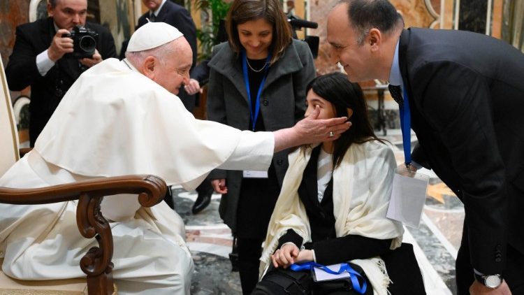 Papst Franziskus und die Teilnehmer an dem Treffen mit Vertretern von Meldestellen zu Missbrauch in der italienischen Kirche