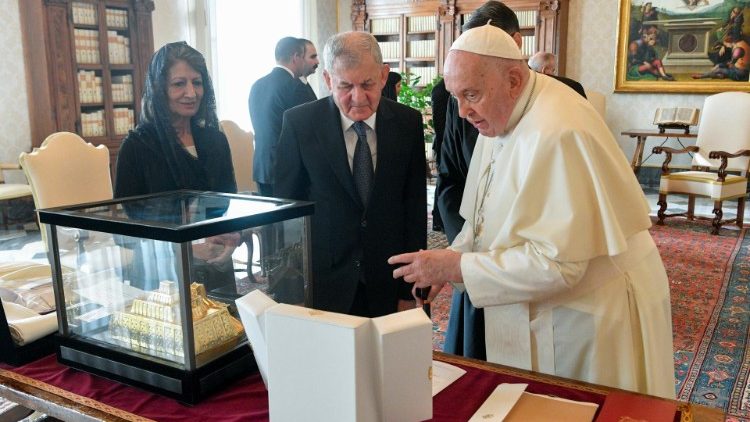 The exchange of gifts between Pope Francis and President Rashid