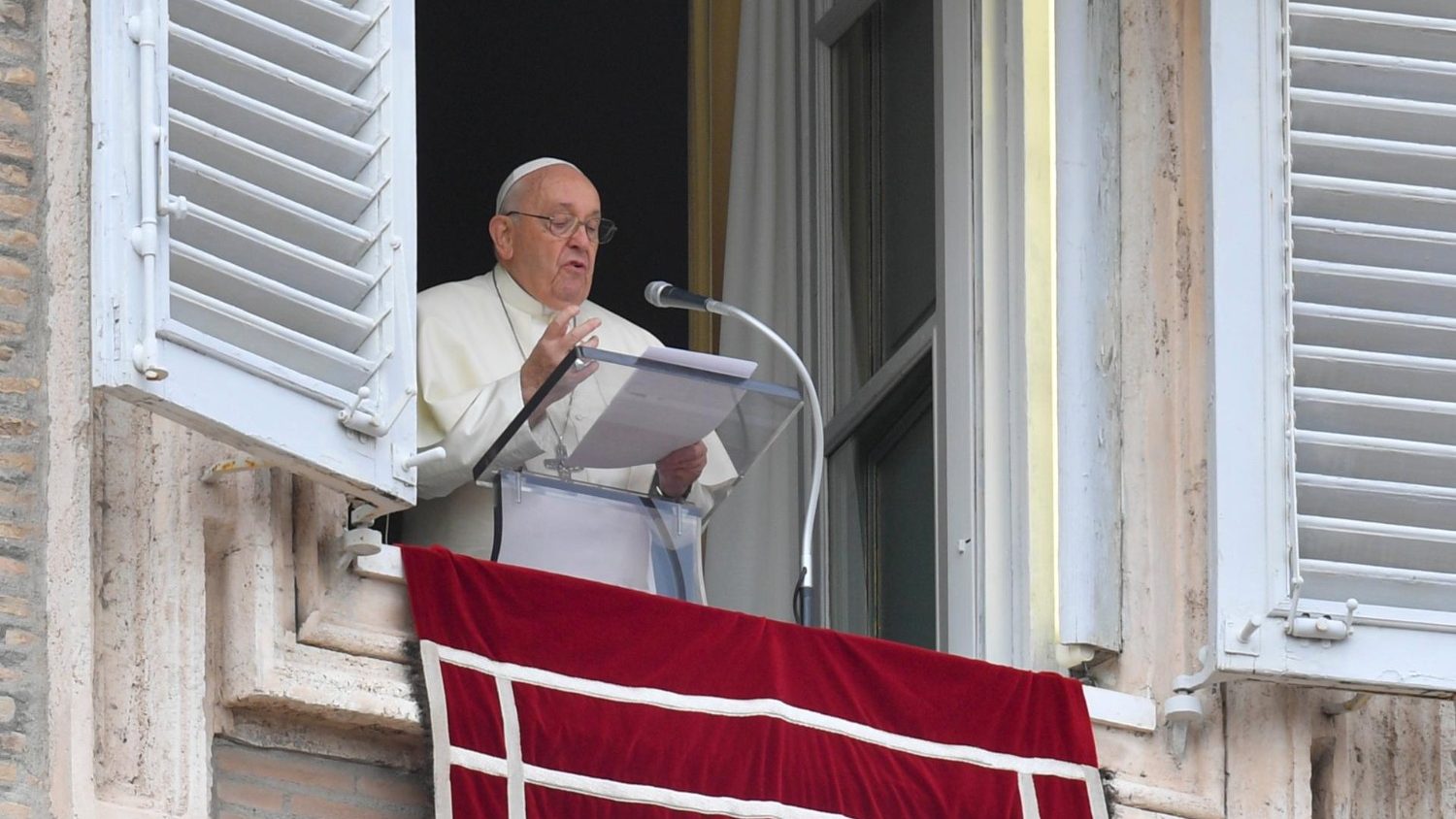 Angelus: Today the Pope recalls that “trust liberates and fear paralyzes”