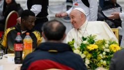 Vatikánský oběd pro chudé v listopadu 2023