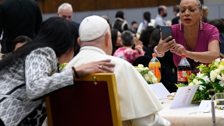 Il Papa a pranzo con i poveri in Aula Paolo VI