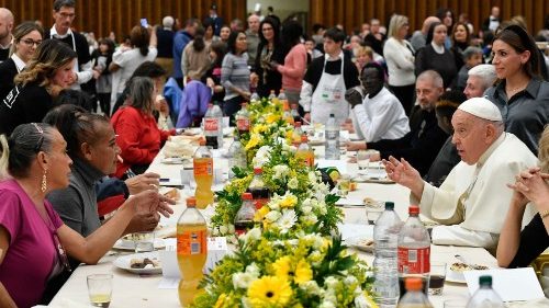 Папа пообедал с бедняками и бездомными
