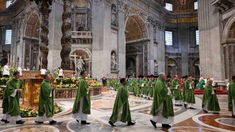 Der Papst und die Konzelebranten trugen Grün: diese Farbe des sich erneuernden Lebens und der Hoffnung, wird in der Zeit im Jahreskreis getragen. 