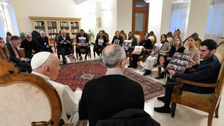 Le Pape François avec des familles d'otages retenus à Gaza par le Hamas