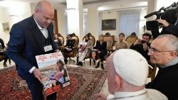 Papst Franziskus im November bei einem Treffen mit Angehörigen israelischer Geiseln im Gazastreifen