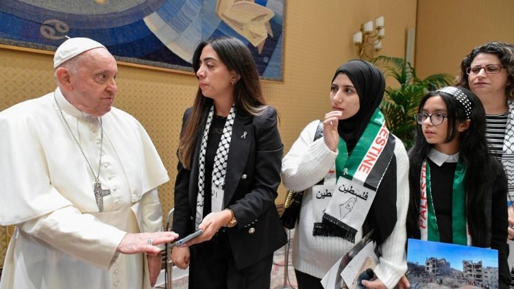 Le Pape avec des proches de personnes souffrant de la guerre à Gaza.