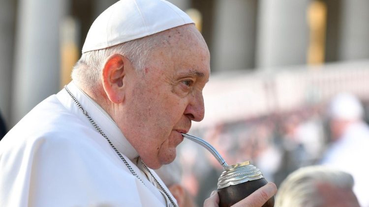 Il Papa beve un mate che gli è stato offerto
