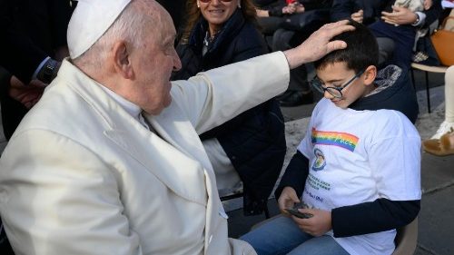 Papežovy sobotní audience zrušeny kvůli lehké chřipce: plicní vyšetření negativní