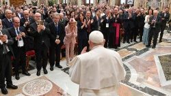 Ferenc pápa a Katolikus Hetilapok Országos Szövetsége, az Olasz Folyóiratok Sajtószövetsége, a „Corallo” és az „Aiart - Cittadini mediali” egyesületek delegációjával