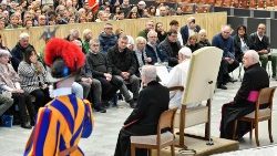 La papa Francisc, membrii Grupului Nain și ai Fraternității din Romena, în Italia