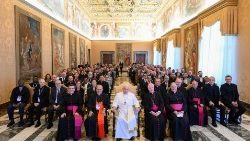 Ferenc pápa az egyetemi pasztoráció felelőseivel, akik részt vettek az egyetemi pasztorációról tartott vatikáni konferencián 