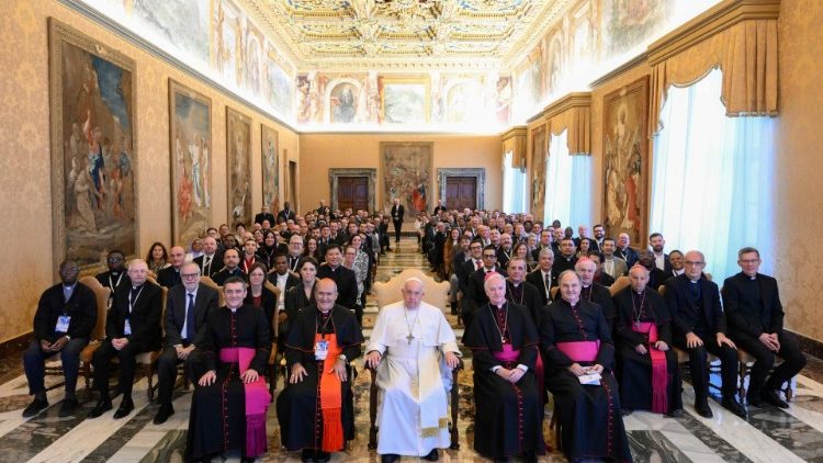 Les participants à la rencontre des aumôniers et des responsables de la pastorale universitaire reçus par le Pape François au Vatican, le 24 novembre 2023.