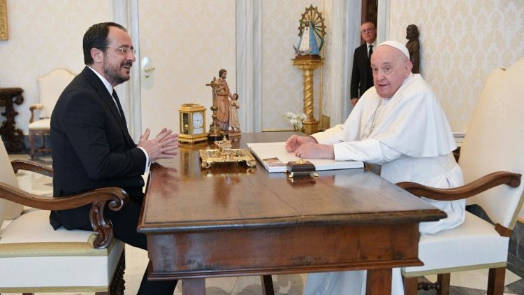 Papst Franziskus und Nikos Christodoulides im Gespräch