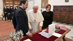 Le Pape a reçu le président chypriote Nikos Christodoulides, dans la bibliothèque du Palais apostolique, le 24 novembre 2023.