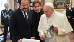 El Papa Francisco y el señor Nikos Christodoulides, Presidente de la República de Chipre.