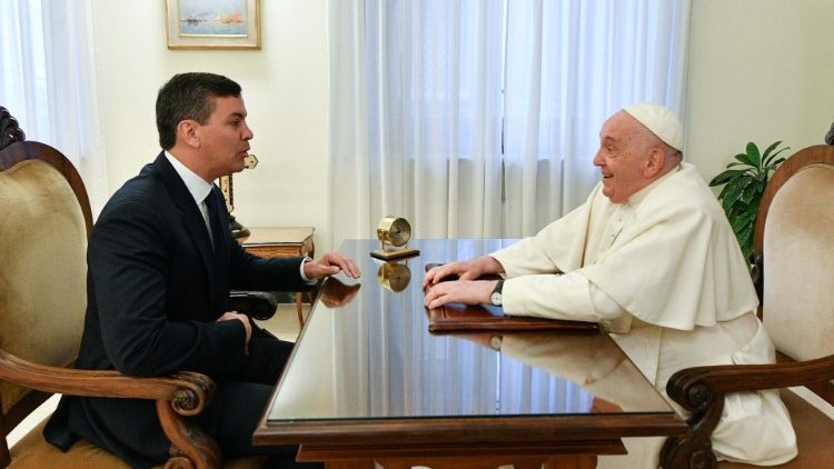 파라과이 대통령과 환담을 나누는 교황