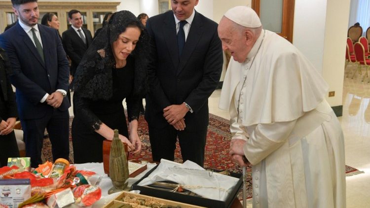 La pareja presidencial regaló al Papaalgunos artículos artesanales, entre ellos un pesebre indígena