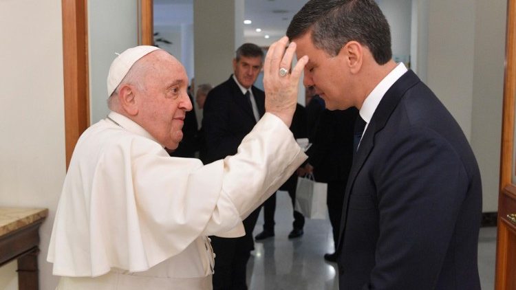 El Papa bendice al neo residente Paraguayo, Santiago Peña