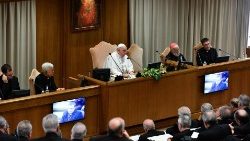Påven under ett möte med synoden i oktober 2023