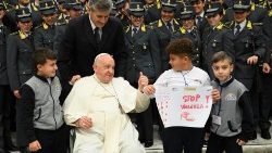 Z Auly Pavla VI.: Chlapcov plagát vyzýva k ukončeniu násilia na ženách v Taliansku, kde dochádza k početným vraždám žien rukami ich partnerov.
