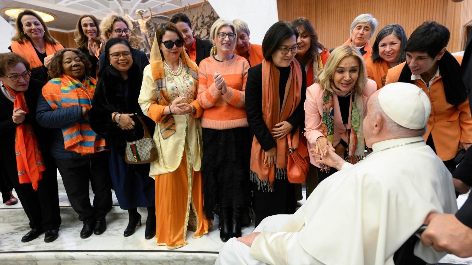 Los embajadores del Papa vestidos de naranja dicen “no” a la violencia contra las mujeres