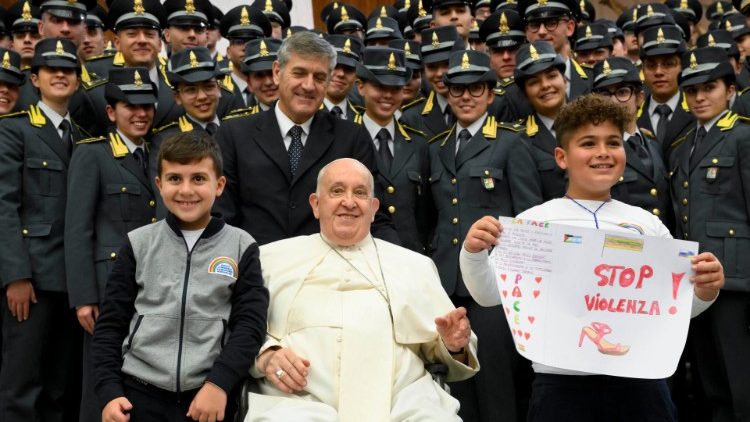 Il Papa e gli allievi della Scuola ispettori e sovrintendenti della Guardia di Finanza a L’Aquila