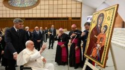 Papež Frančišek je v četrtek, 30. novembra 2023, sprejel v avdienco v dvorani Pavla VI. delegacijo koordinatorjev, sodelavcev in podpornikov letošnjega Svetovnega dneva mladih v Lizboni. 